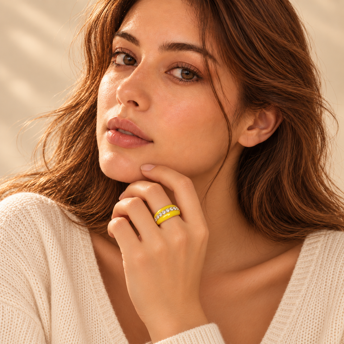 Model trägt Vivikiu Ring Bold mit gelber Emaille und Zirkonia
