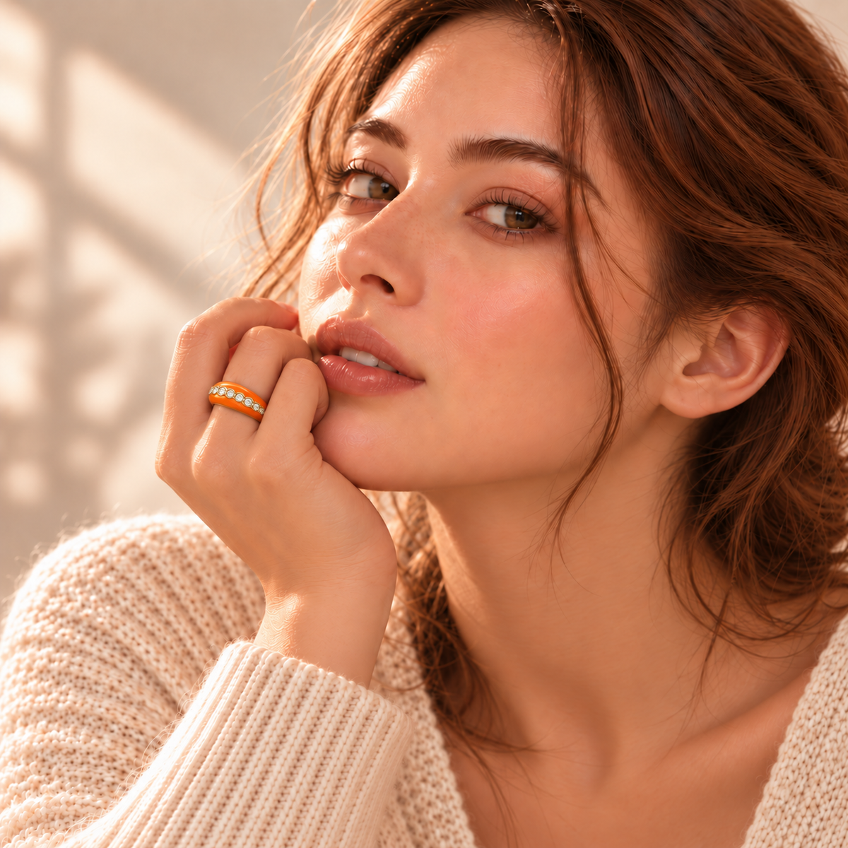 Model trägt Vivikiu Ring Bold mit orangefarbener Emaille und Zirkonia