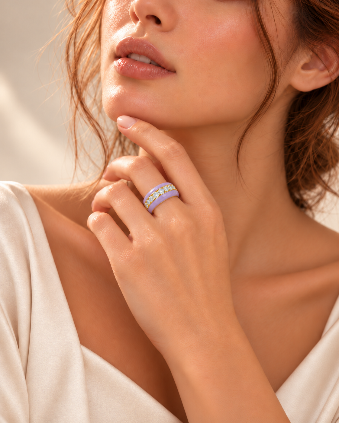 Model trägt Vivikiu Ring Bold mit violetter Emaille und Zirkonia