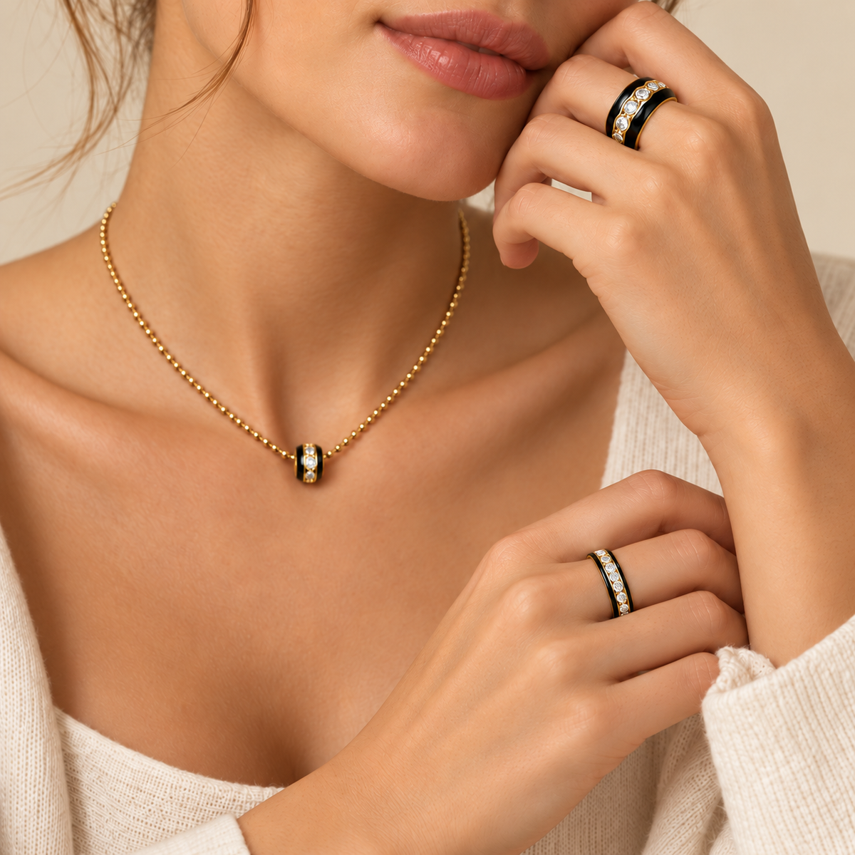 Model trägt Vivikiu 925 Silber Ring Slim mit schwarzer Emaille und Zirkonia
