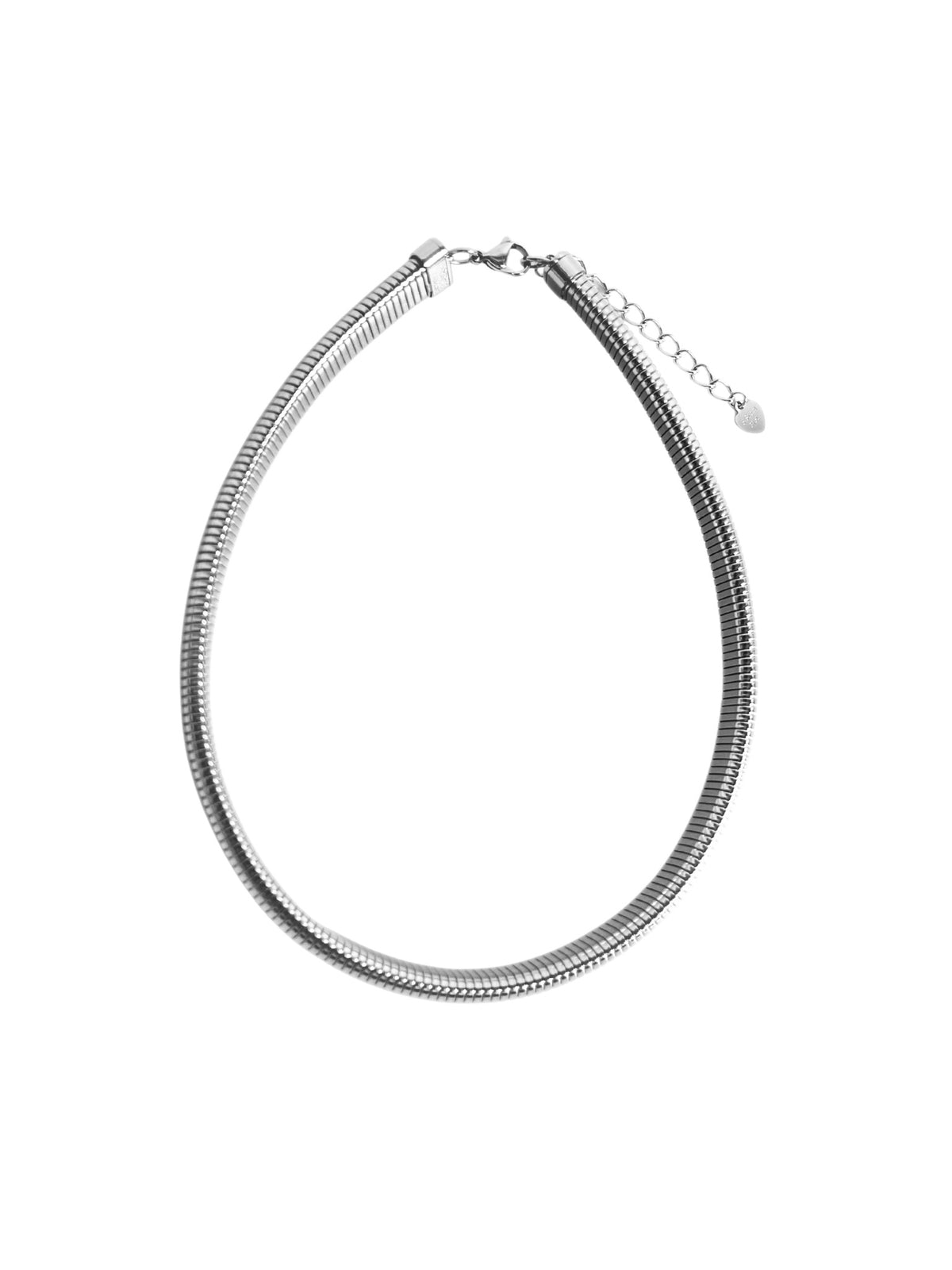 Silberfarbener Choker Linea aus gerilltem Edelstahl in Formansicht