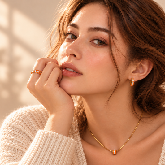Model trägt Vivikiu Halskette mit orangefarbener Emaille und Zirkonia
