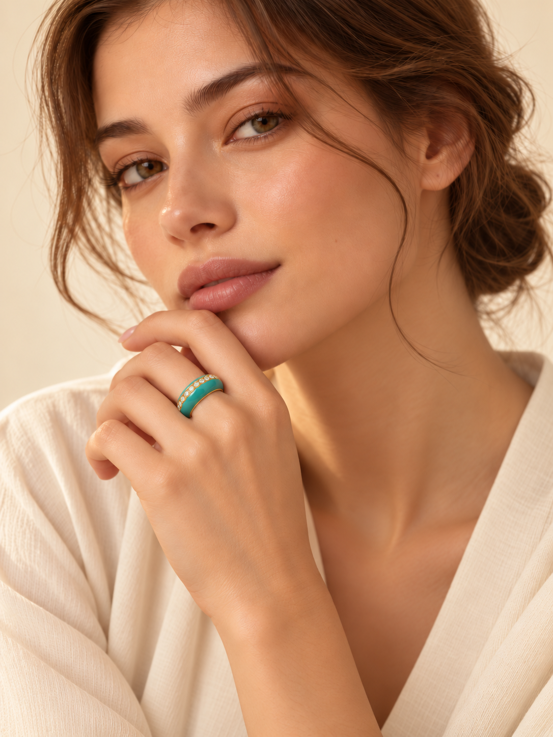 Model trägt Vivikiu 925 Silber Ring Bold grün mit Emaille und Zirkonia