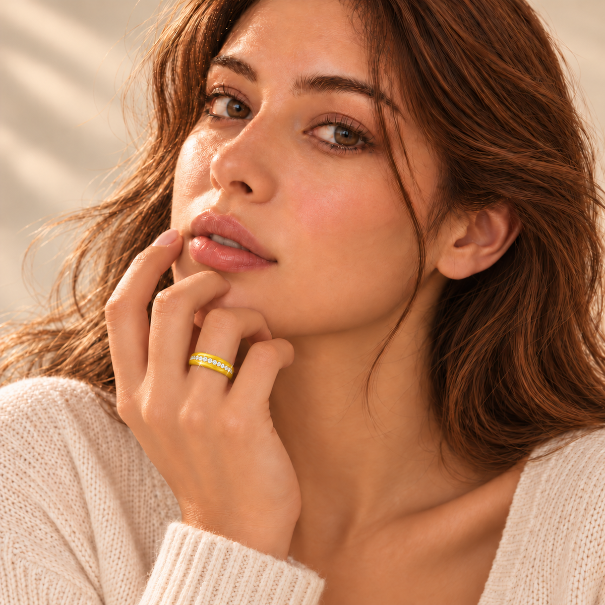     Model trägt Vivikiu Ring Slim mit gelber Emaille und Zirkonia