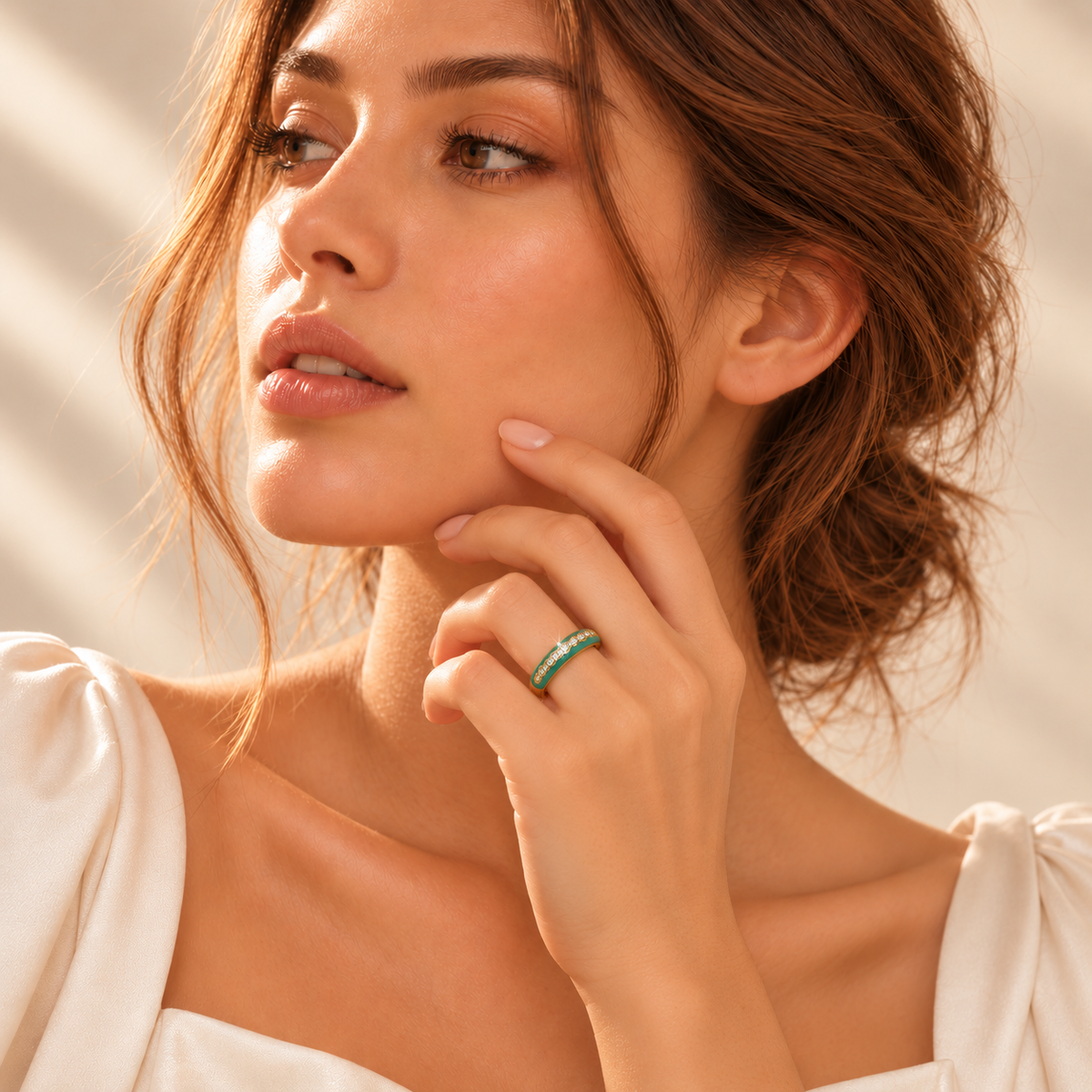 Model trägt Vivikiu Ring Slim mit grüner Emaille und Zirkonia
