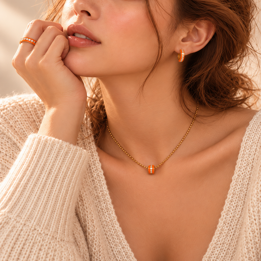 Model trägt Vivikiu Ring Slim mit orangefarbener Emaille und Zirkonia