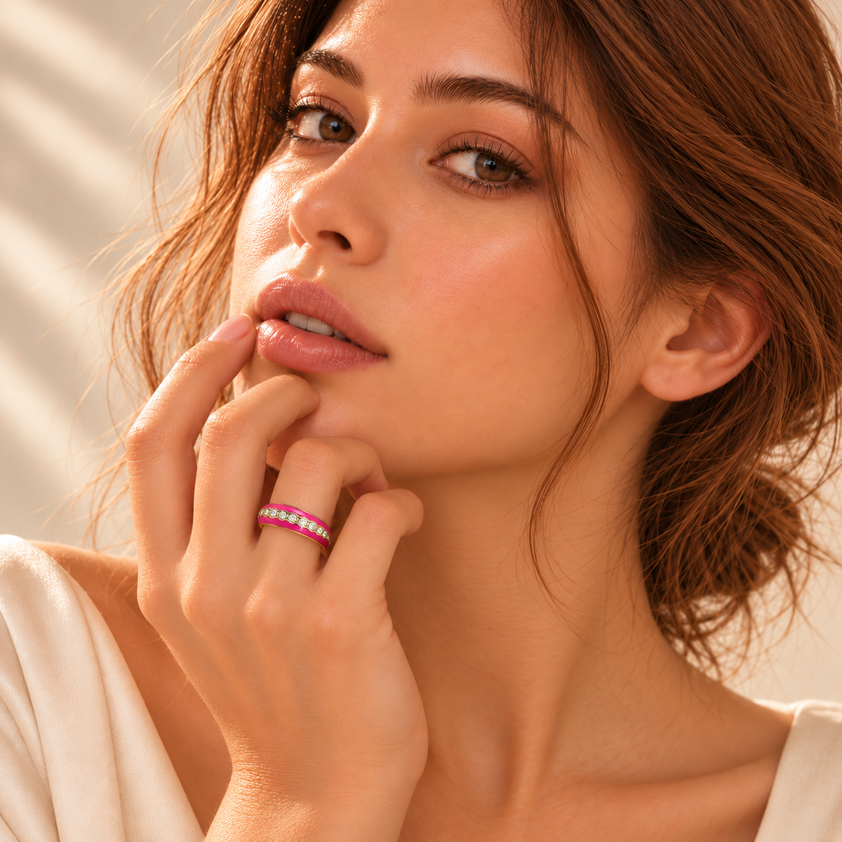 Model trägt Vivikiu Ring Slim mit rosa Emaille und Zirkonia